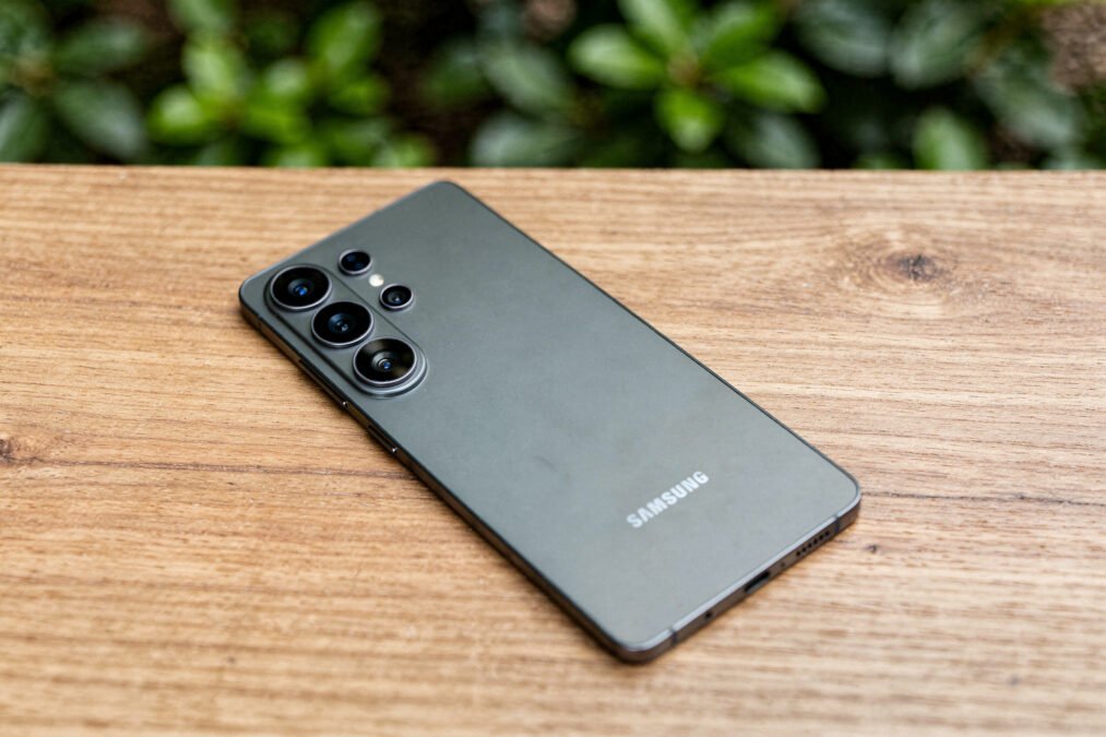 Galaxy S26 Ultra battery, Samsung silicon carbon battery, Galaxy S26 Ultra Qi2 support, Galaxy S26 Ultra vs Chinese flagships, Galaxy S26 Ultra charging speed, Samsung battery 2026, Galaxy S26 Ultra review